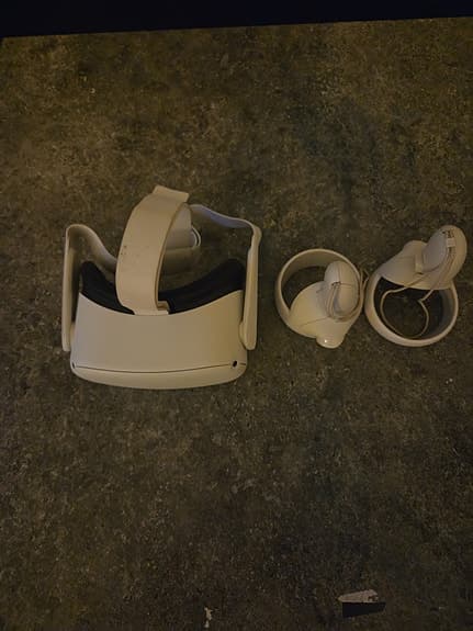 Oculus VR-headset med handkontroller