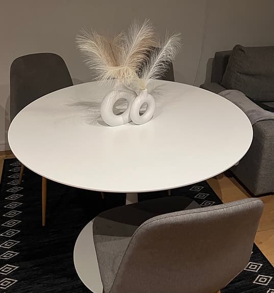 Jysk runt matbord och soffbord + golvlampa