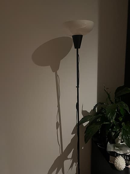 Jysk runt matbord och soffbord + golvlampa