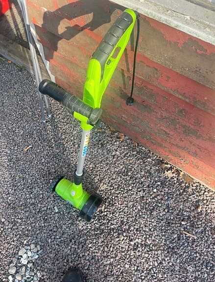 Grön elektrisk ogräsborste med hjul