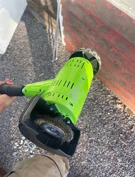 Grön elektrisk ogräsborste med hjul
