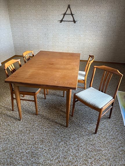 60-tals design-matgrupp i teak med bord och fyra stolar  i mycket fint skick.