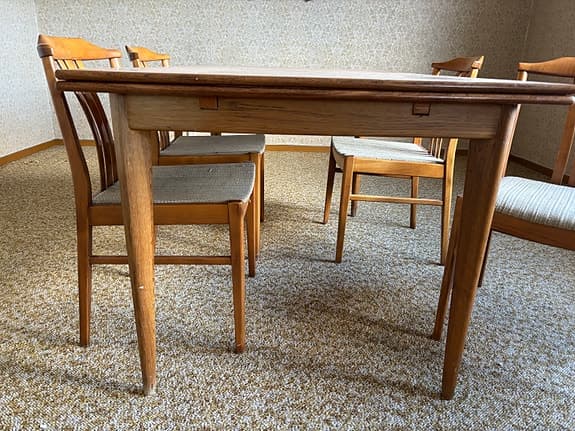 60-tals design-matgrupp i teak med bord och fyra stolar  i mycket fint skick.