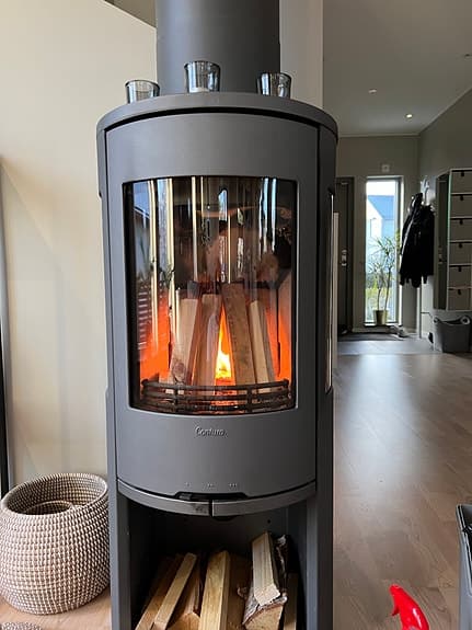Stilren Contura-kamin inkl. rökgasfläkt & golvglas