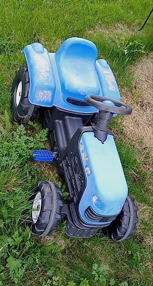 Vrålåket till det lilla barnet. Tramptraktor blå
