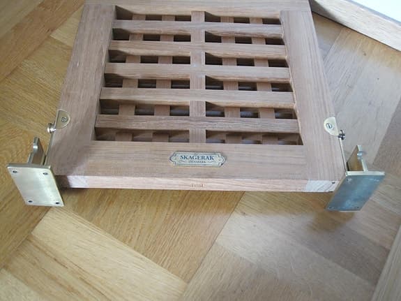 FÄLLBAR VÄGGSTOL TEAK "Skagerak"