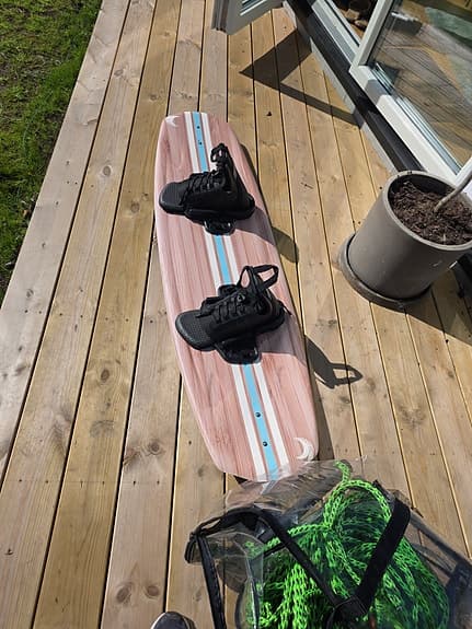 Wakeboard med bindningar trälook blå/vit