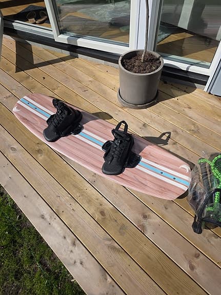 Wakeboard med bindningar trälook blå/vit