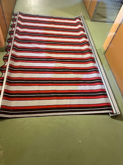 Markis Maki Borstahusen röd- och brunrandig