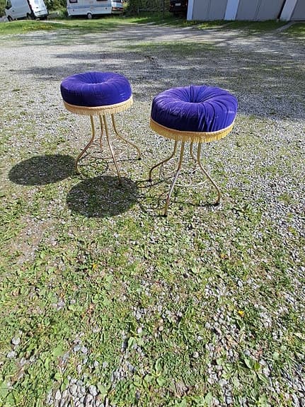 2 Vintage, Retro, Pallar med lila sammetsits och metallben
