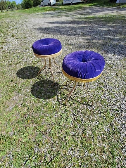 2 Vintage, Retro, Pallar med lila sammetsits och metallben