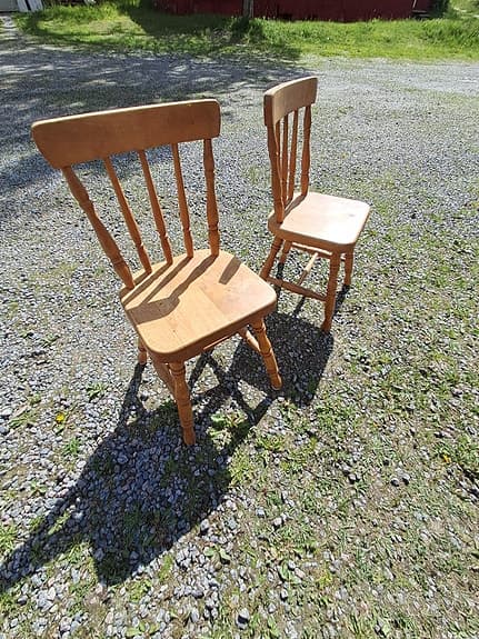 2 trästolar i Furu med pinnrygg. Barnmodell