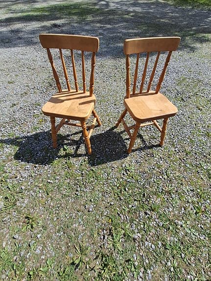 2 trästolar i Furu med pinnrygg. Barnmodell