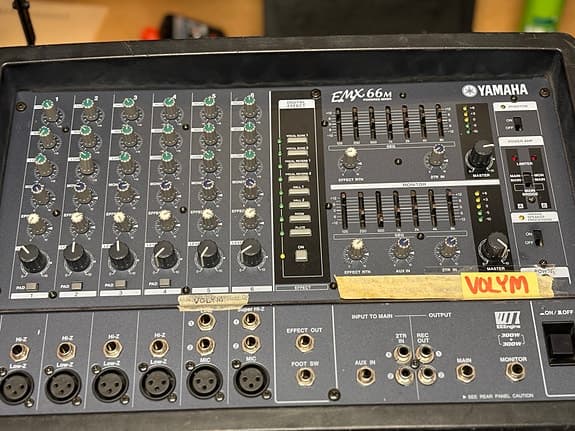 Yamaha EMX66M mixer med inbyggd förstärkare.