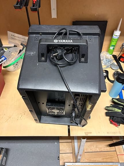 Yamaha EMX66M mixer med inbyggd förstärkare.