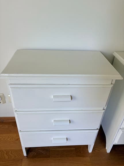Två sängbord/byråer