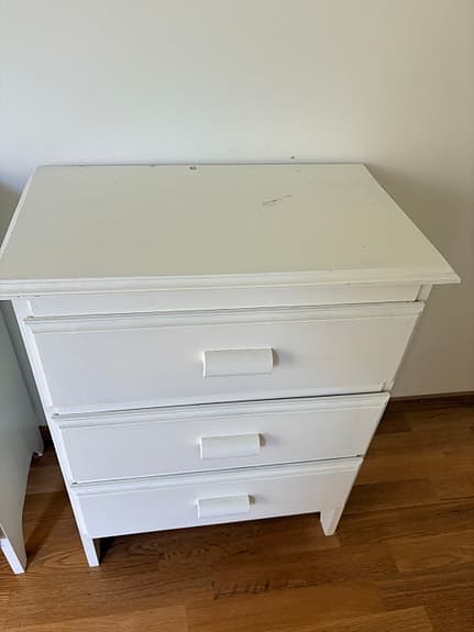 Två sängbord/byråer