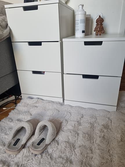 Vita byråer med lådor