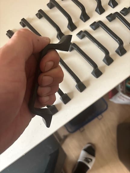 Svarta metallhandtag till köksskåp/lådor