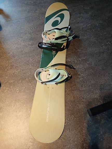 Extrem Stealth 145 cm snowboard grön/beige