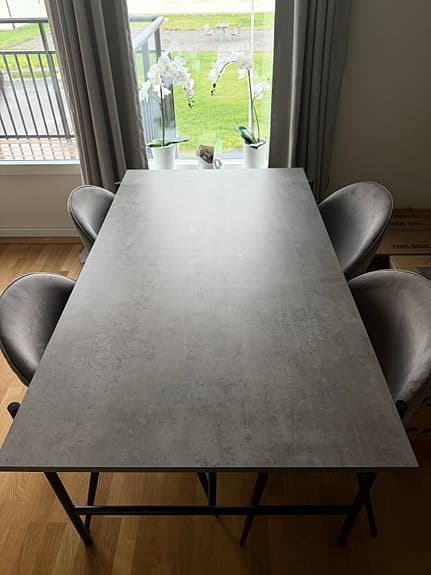 Matgrupp från Jysk – bord + 4 stolar