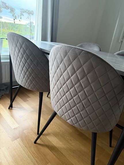 Matgrupp från Jysk – bord + 4 stolar