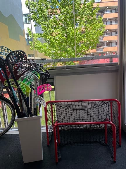 Innebandymål rött med svart nät
