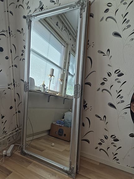 3 Stora spegel med dekorerad silver och guldram