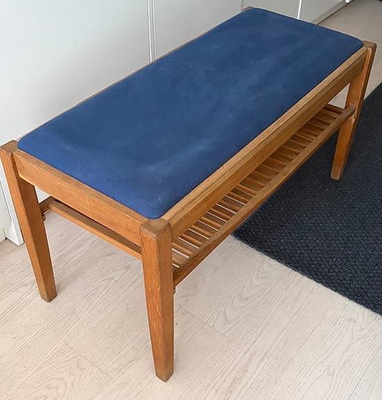 Bänk i ekträ och blått tygsäte