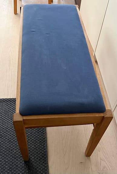 Bänk i ekträ och blått tygsäte