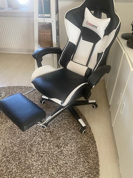 Gamingstol svart/vit med fotstöd ”HERTZBERG”