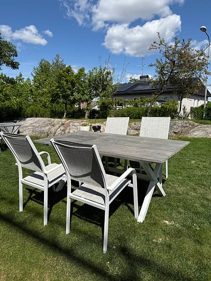 Matgrupp utomhus med bord och 4 stolar vit/grå
