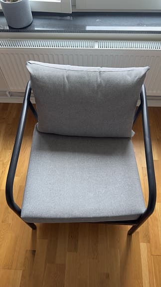 Stilren loungestol / trädgårdsstol med grå dynor
