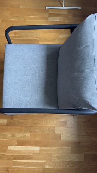 Stilren loungestol / trädgårdsstol med grå dynor