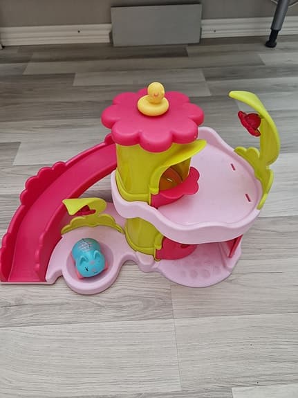 Leksaksgarage med kattbil