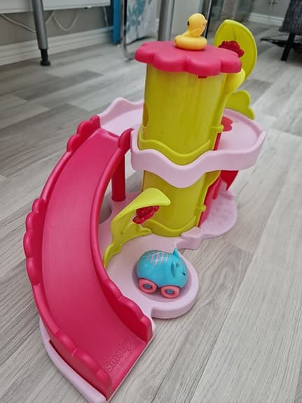 Leksaksgarage med kattbil