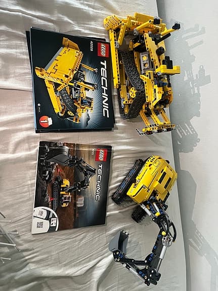 LEGO Technic byggsatser 42028 och 42121