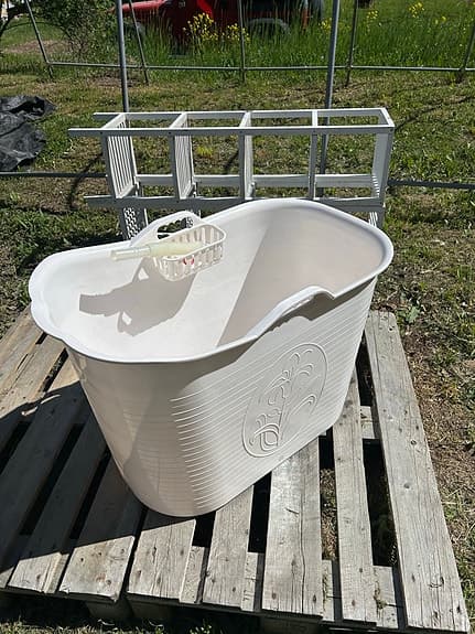 Vit plastbalja, badbalja, badtunna med avtappningsslang
