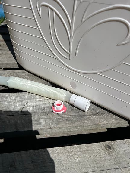 Vit plastbalja, badbalja, badtunna med avtappningsslang