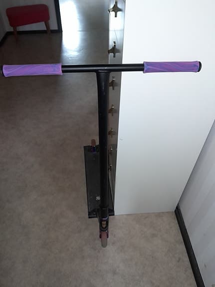 Sparkcykel svart med lila handtag / 96cm hög