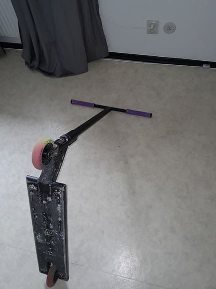 Sparkcykel svart med lila handtag / 96cm hög