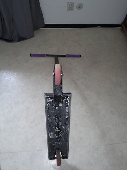 Sparkcykel svart med lila handtag / 96cm hög