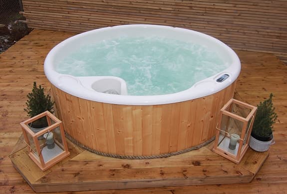 Relaxpoolen ved eller eluppvärmda badtunnor