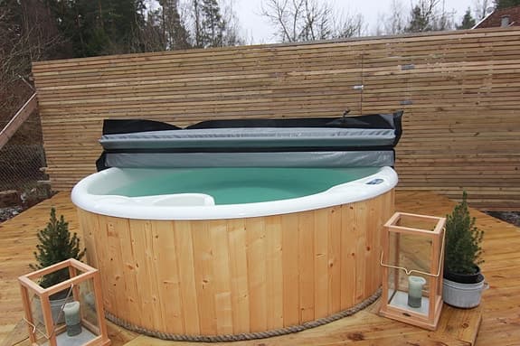 Relaxpoolen ved eller eluppvärmda badtunnor