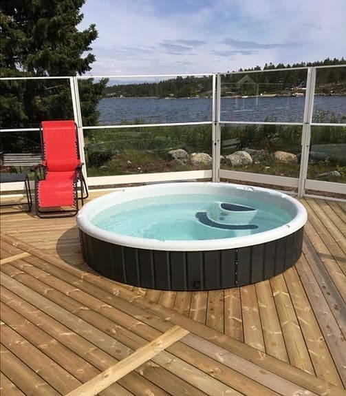 Relaxpoolen ved eller eluppvärmda badtunnor