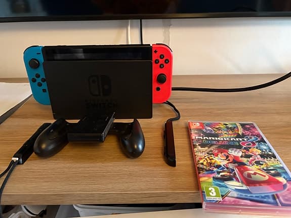 Nintendo Switch spelkonsol med Joy-Con röd/blå