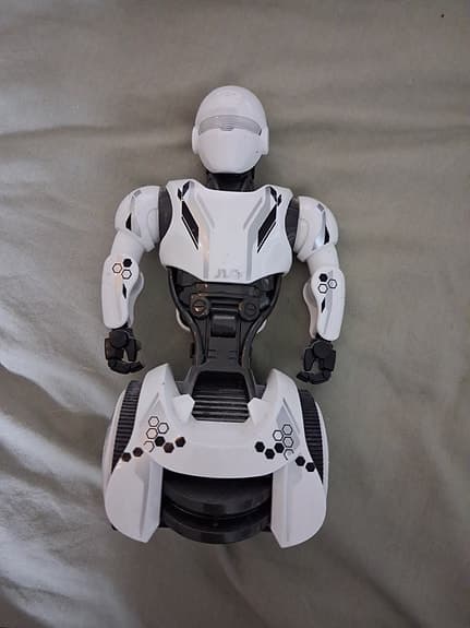 Vit robotleksak på hjul