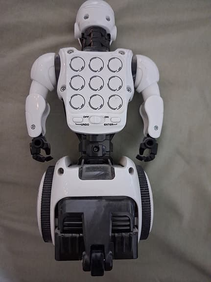Vit robotleksak på hjul