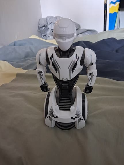Vit robotleksak på hjul
