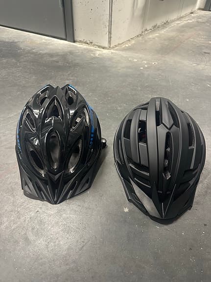 Svarta cykelhjälmar med blå detaljer